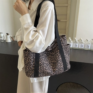 Bolso tote grande de lona con estampado de leopardo y bolsillos laterales para diario