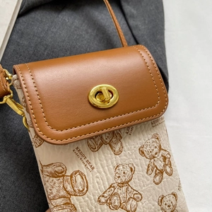 Detail der Umhängetasche mit Vintage-Teddybär-Motiven und goldenem Verschluss