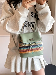 Mini sac à dos tissé coloré avec rabat vert menthe et fermoir papillon en argent