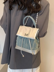 Mini sac à dos en denim et argent avec boucle papillon et bandoulière chaîne