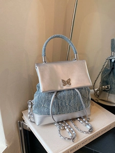 Mini sac à dos chic en denim avec fermoir papillon argenté et chaînettes