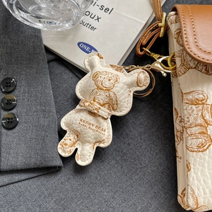 Nahaufnahme des Vintage-Bären-Lederanhängers mit goldenem Haken an einer Tasche
