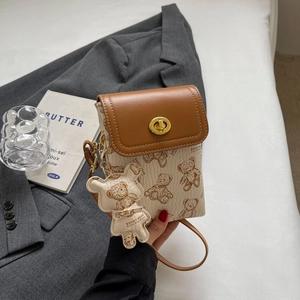 Detailansicht der Umhängetasche mit Bärenprint und Keddy Bear Charm-Anhänger
