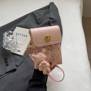 Rosa Umhängetasche für Handys mit Metallverschluss und süßem Bärenanhänger Detail