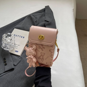 Detailansicht der rosa Handytasche mit Teddybär-Druck und goldenem Drehverschluss