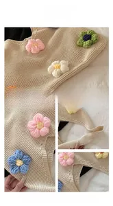 Détail du sac cabas en tricot avec fleurs 3D au crochet et texture beige artisanale