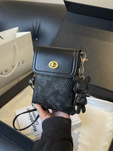 Schicke schwarze Umhängetasche mit Bärentextur und Goldverschluss in Premium-Geschenkbox