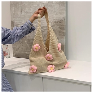 Détail du sac en tricot avec fleurs au crochet 3D et texture en coton doux