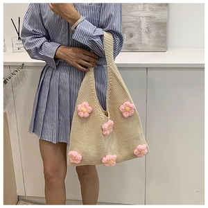 Détail du sac cabas en maille beige avec motifs de fleurs au crochet faites main