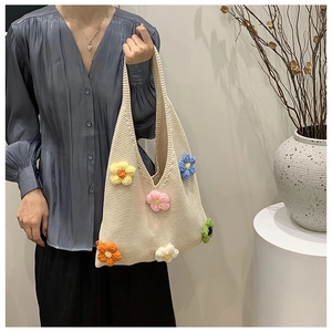 Détail du sac cabas en crochet avec fleurs 3D colorées faites main pour femmes