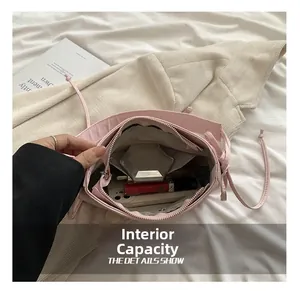 Vue de dessus de l'intérieur du sac rose montrant le rangement des essentiels du quotidien