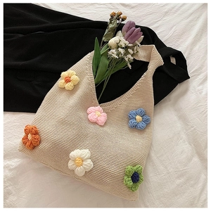 Détail du sac cabas en tricot avec des fleurs crochetées en 3D faites à la main