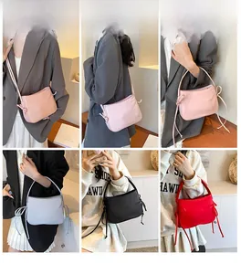 Collage montrant des sacs à bandoulière carrés à glands en quatre couleurs sur modèles