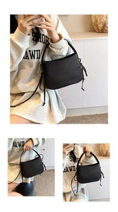 Détail du sac bandoulière noir avec glands à cordon latéraux et finition mate lisse