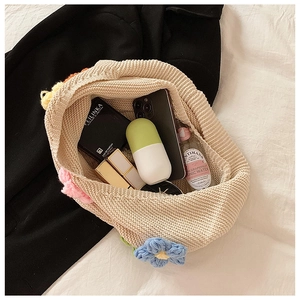 Intérieur spacieux du sac cabas en tricot floral montrant sa grande capacité