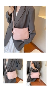 Détail du sac bandoulière en cuir rose clair avec cordon noué et finition mate