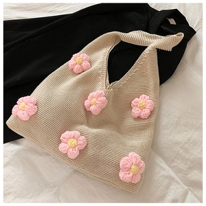 Détail d'un sac cabas en tricot avec fleurs au crochet 3D et texture tissée détaillée