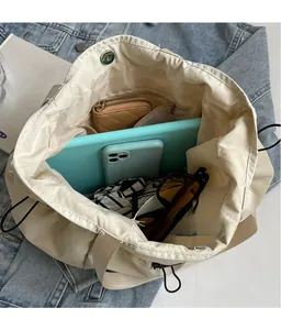 Detail der geräumigen Innenaufbewahrung der cremefarbenen Canvas-Tasche mit Magnetverschluss