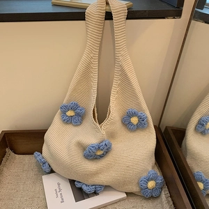 Grand cabas en maille beige avec fleurs crochetées bleues et jaunes style bohème