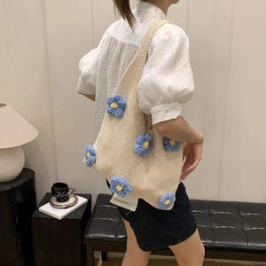 Sac fourre-tout d'été tricoté blanc cassé avec accents floraux au crochet bleu