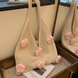Sac fourre-tout en tricot beige avec fleurs en crochet 3D sur support en bois