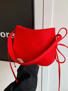 Sac à bandoulière rouge chic avec rubans décoratifs et large sangle pour femme