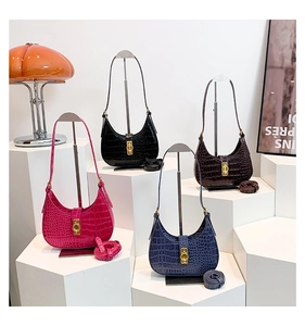 Détails des sacs hobo motif crocodile en quatre couleurs avec boucles dorées