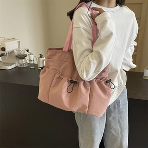Trendy roze gewassen stoffen draagtas met trekkoordzakken en casual esthetiek