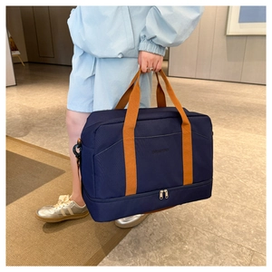 Vue détaillée du sac de voyage bleu foncé avec double couche et compartiment à chaussures