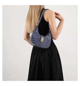 Mannequin portant un sac hobo bleu marine à motif crocodile et boucle dorée chic