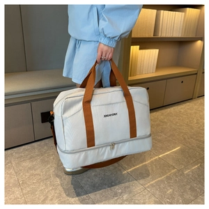Détail du sac de voyage en oxford avec sangle réglable et compartiment à chaussures