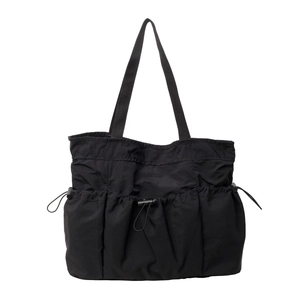 Große schwarze Crossbody-Tasche aus gewaschenem Stoff mit Mehrfachtaschen-Design
