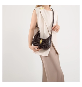 Détail du sac porté épaule marron foncé à effet croco avec boucle dorée et bandoulière