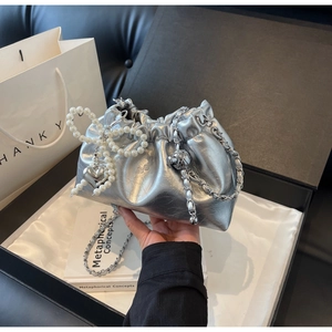 Détail du sac seau argenté avec breloque cœur en perles et chaîne métallique