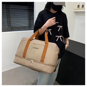 Vue détaillée du grand sac de voyage montrant le compartiment à chaussures et les anses