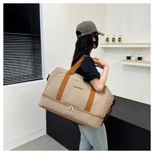 Détail du sac de voyage beige avec poignées orange et compartiment à chaussures