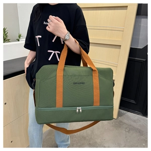 Sac de voyage vert olive montrant le compartiment à chaussures séparé et les anses