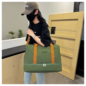 Sac de voyage vert olive avec anses orange vif et compartiment à chaussures séparé