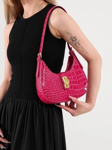 Sac hobo chic en cuir synthétique magenta motif crocodile avec boucle dorée et bandoulière