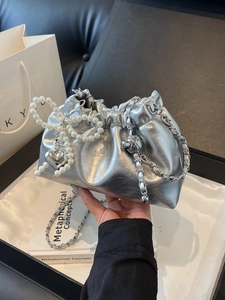 Sac Seau en Cuir PU Brillant Style Coréen pour Femmes Sac Nuage Plissé Avec Nœud en Künstliche Perles Pendentif Cœur Chaîne Sac à Bandoulière