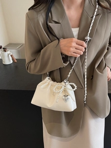 Sac seau plissé crème élégant avec nœud en perles, breloques cœur et chaîne tissée