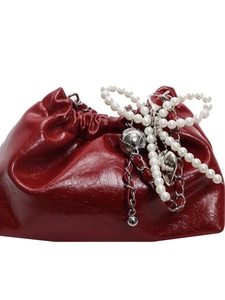 Sac seau plissé rouge foncé avec chaîne de perles et breloques cœur en métal