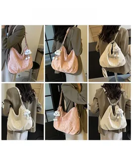 Vues détaillées d'un grand sac cabas à texture marbrée avec un pendentif nuage en peluche