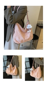 Sac fourre-tout à motif marbre rose avec charm nuage présenté dans des scènes de vie