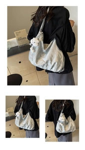 Détail du sac cabas argenté marbré avec texture métallique et charm nuage doux