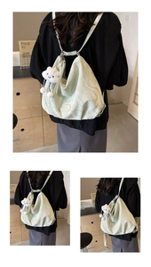 Détail du cabas vert clair avec motif marbré et breloque en peluche nuage blanc