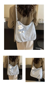 Détail du sac cabas bleu clair avec texture marbre et breloque nuage peluche