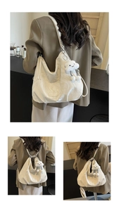Vues détaillées d'un sac hobo blanc avec texture marbrée et charm nuage mignon