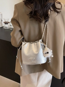 Sac Seau en Cuir PU à la Mode pour Femmes Sac à Bandoulière Tendance Avec Chaîne et Pendentif en Peluche Argent Rose Noir