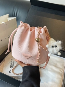 Sac seau rose à cordon avec bandoulière chaîne et pendentif en peluche élégant